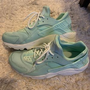 Size 9 nike huarache women shoes. Teal